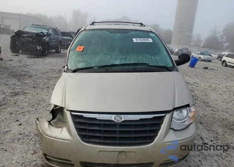 2005 Chrysler Town & Country Touring z USA, uszkodzony, nr VIN 2C4GP54L15R600583